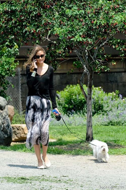 Olivia Palermo Hot Pics with Phone and Pet 3