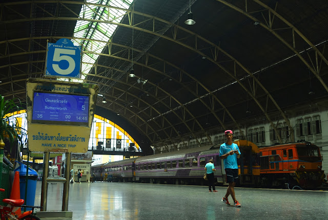 Bangkok Railway_TrailforSmiles.blogspot.com