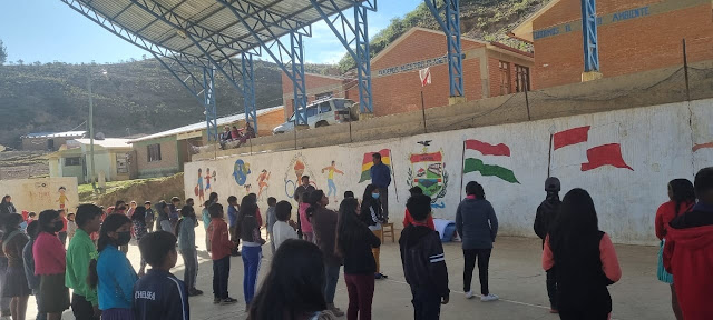 Zu Besuch in der Bildungseinheit von Huaycoma Potosí – Bolivien Breite: -18,5636° oder 18° 33' 49" Süd Länge: -65,5638° oder 65° 33' 50" West Auch hier haben wir einen Schülergottesdienst. Ich habe auch Schulmaterial für alle Schüler mitgebracht.