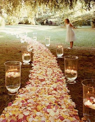 Now let us take a look at some ideas on outdoor wedding aisle decorations