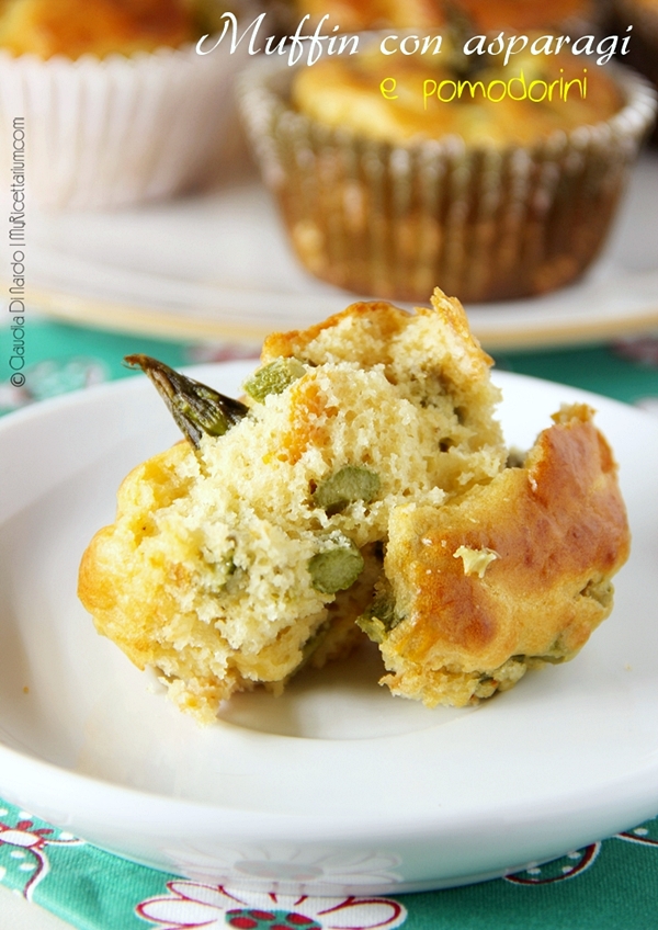 Muffin con asparagi e pomodorini