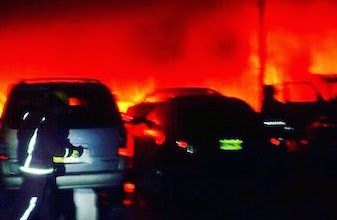 Mega-Incendio: carro agarra fuego en taller de la R-227 de Cancún y se extiende a 12 vehículos