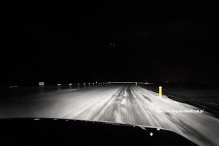 アイスランド　レイキャビク　郊外　明け方　暗い　日の出前　道路　ドライブ　冬