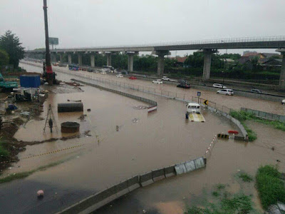 Lalu lintas lumpuh gara-gara tol banjir. 1 januari 2020.