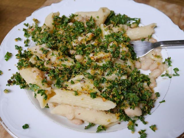 Pasta mit weißen Bohnen, Zitronensoße und Chili-Öl