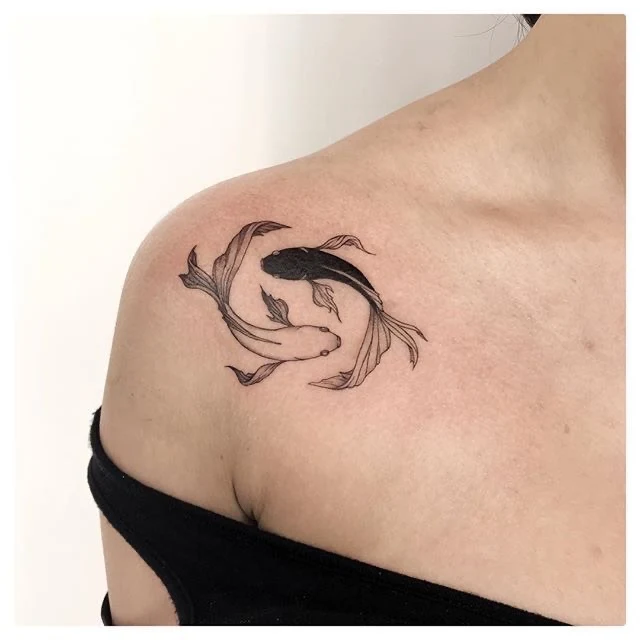 Vemos un tatuaje de línea fina elegante