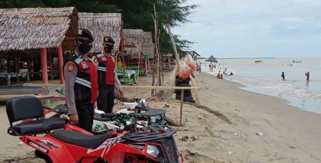 Patroli Satsamapta Polres Aceh Timur Berikan Rasa Aman dan Nyaman Kepada Warga Yang Berlibur