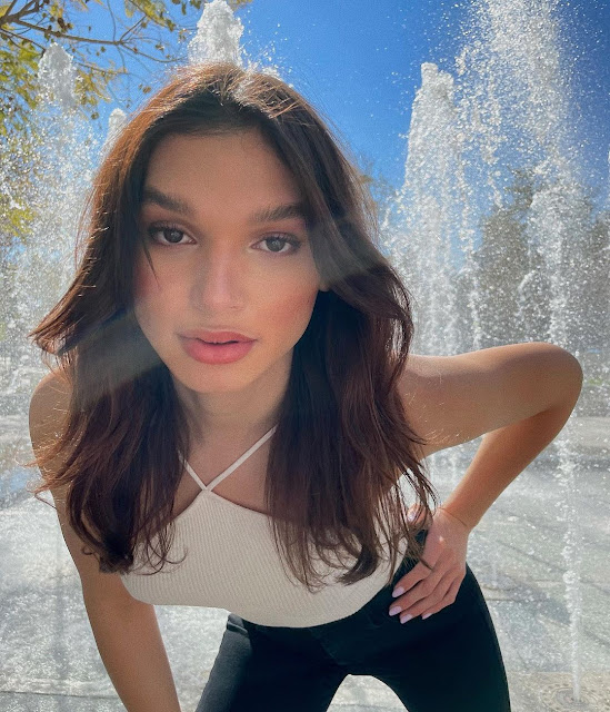 Helénia Melán – Most Beautiful Transgender Women's in White Tank Top Instagram Photos