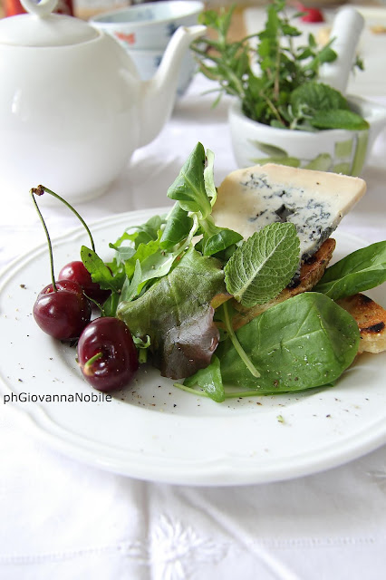 Insalata di misticanza, ciliegie e gorgonzola