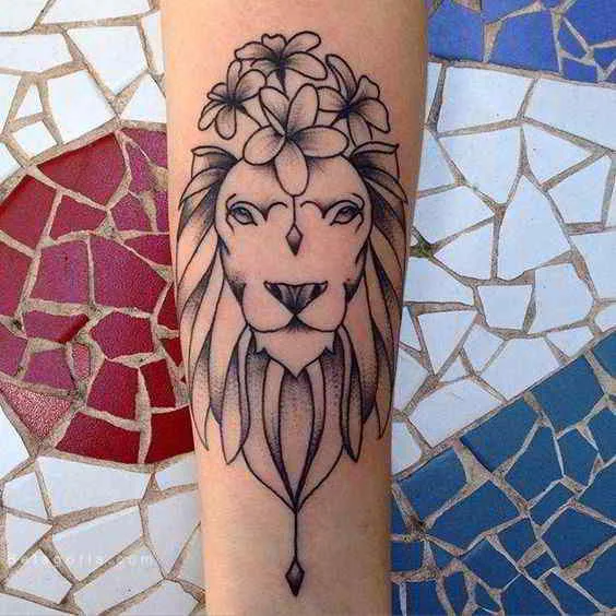 imagen de un tatuaje de león para mujer