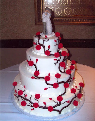 Here are a couple of photos of wedding cakes that appeal to me