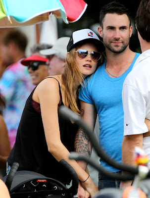 Adam-Levine-Kisses-Victoria's-Secret-Model-Behati-Prinsloo-in-Hawaii