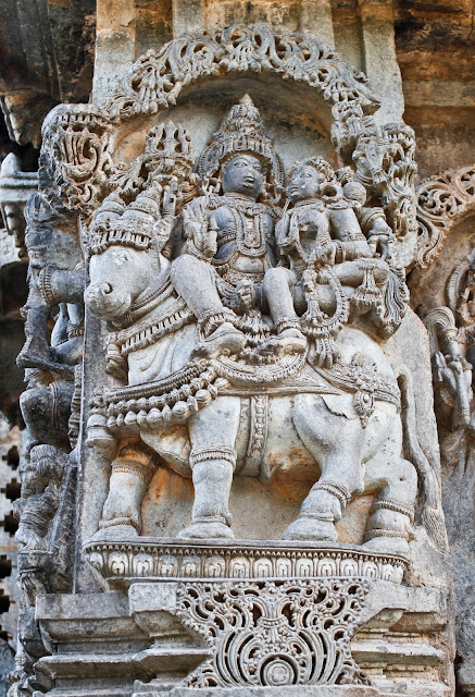 Image of shiva-parvati on the walls of the temple