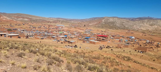 Jeden Mittwoch wird Pampa Colorada Bolivien zu einem größeren Wochenmarkt in der Provinz Chayanta. Es wird folgendes verkauft: Autos, Vieh, Artefakte, Kleidung, Gemüse und anderes. Inzwischen kann man Pampa Colorada auch aus dem Weltraum erkennen. 2003 bestand die Stadt noch aus 2 oder 3 Häuser im Jahr 1998 gab es auf den Satellitenbildern hier noch keine menschliche Siedlung zu entdecken. Die Stadt ist weiter stark am Wachsen und jetzt wünschen die Menschen sich auch eine Kirche in ihre kleine Stadt. Teil 02