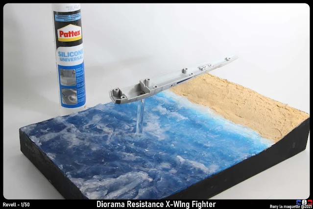 Réalisation de la surface de l'eau du diorama avec un X-Wing.