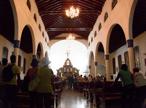 En la Iglesia antes de la procesión