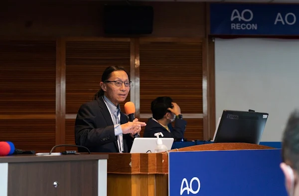 ▲來自美國德克薩斯大學西南醫學中心的Michael Huo表示，近年來骨科技術快速發展朝向精準、跨領域及快速恢復的目標邁進。（大里仁愛醫院提供）