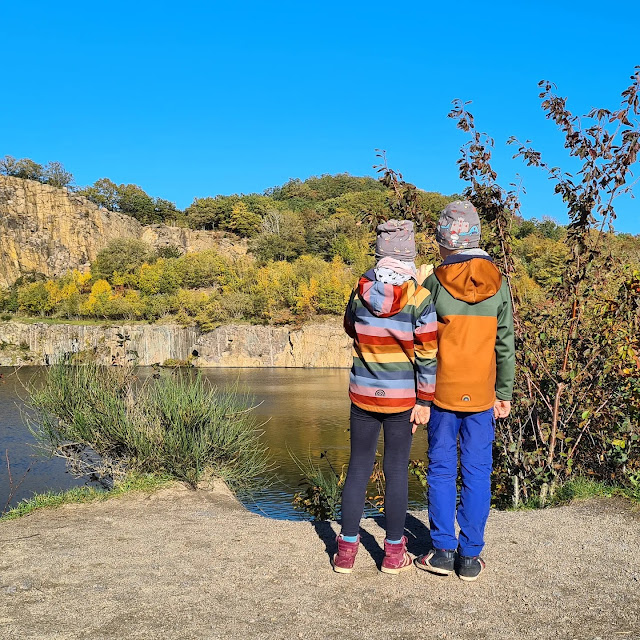 Herbstferien auf Bornholm: 10 Vorteile, wenn Ihr Bornholm mit Kindern im Herbst besucht. Die Bäume am Opalsee im Norden Bornholms sind herbstlich gefärbt und Ihr könnt mit Euren Kindern viele Ausflüge unternehmen.