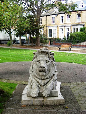 Stern stone lion