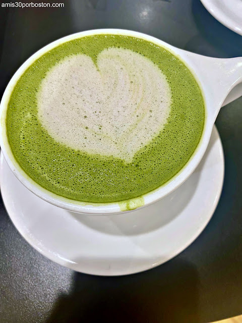 Matcha Rose Latte en Jonquils Cafe Boston