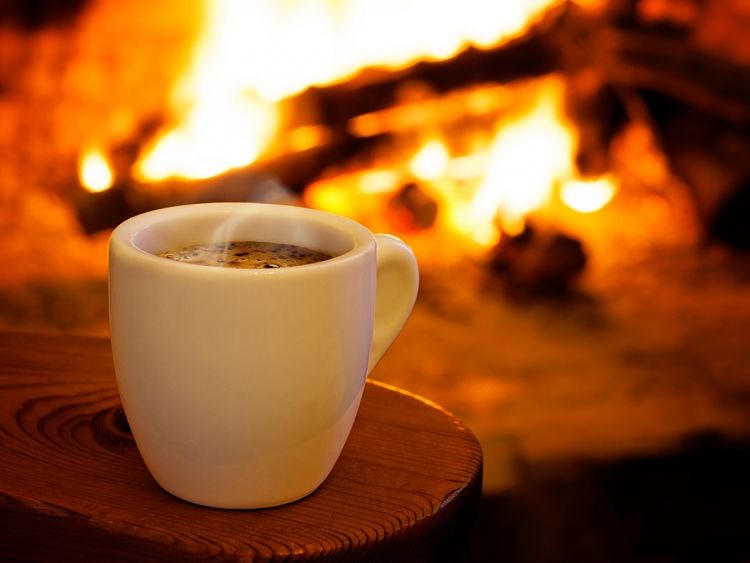 Ejemplo clásico de la transferencia de calor, una taza con líquido caliente sobre una mesa