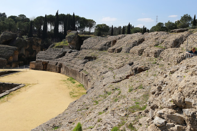 Vista de las gradas de un gran anfiteatro romano.