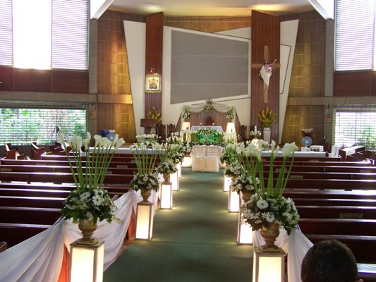 Church wedding Flower decoration is mostly based on adding lace pearls 