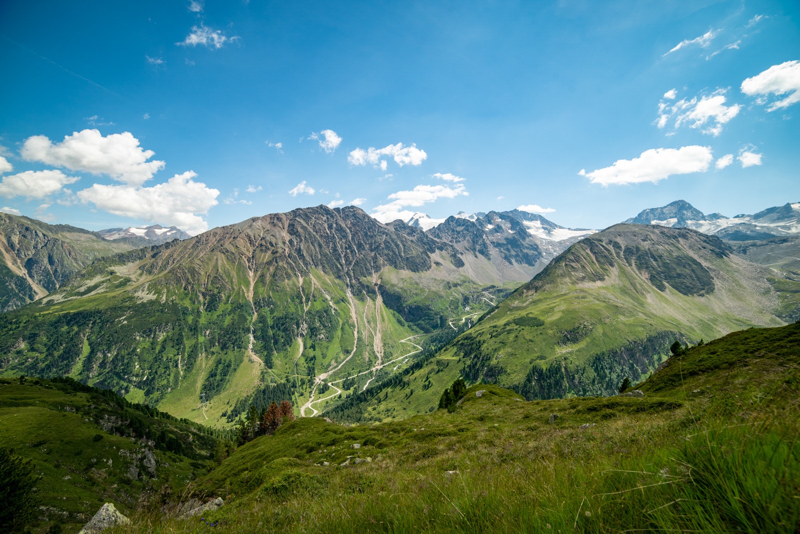 Szlaki w Tyrolu. Widok na Alpy