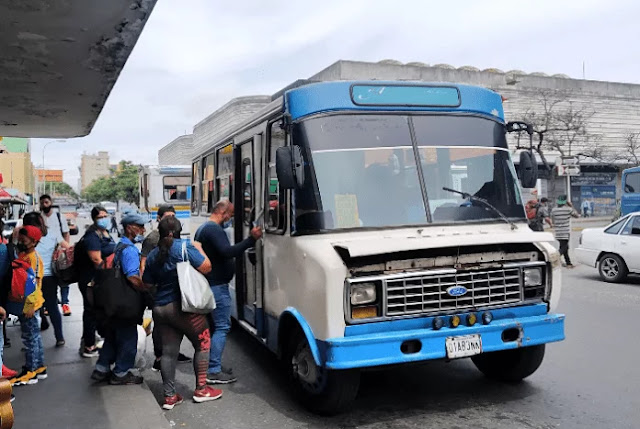 TRANSPORTISTAS PÚBLICOS CONTINÚAN EXIGIENDO AUMENTO DEL PASAJE