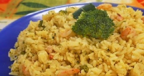 Arroz com camarão, brócolis e açafrão