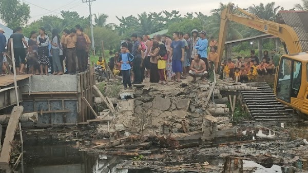 Gegara Dilalui Ekskavator PUPR, Jembatan Desa Tanjung Rejo Ambruk, Warga Mengeluh