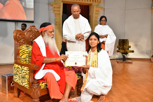 Priyanka Goyal_receiving certificate from Sri Ganapathy Sacchidananda Datta after successfull completion of YTT