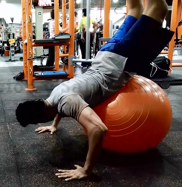 Extensión de cadera sobre fitball para ganar más fuerza y equilibrio