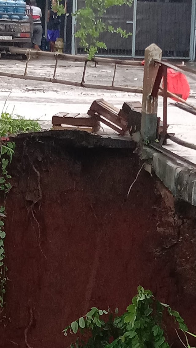 Jembatan Merah Jalan Tanah Baru Longsor. Warga Khawatir Ambruk