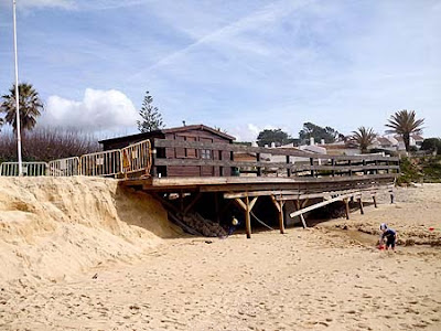 A debilitação das fundações deste bar de apoio são bem visíveis, em consequência das fortes ondas na praia de Vale de Lobo