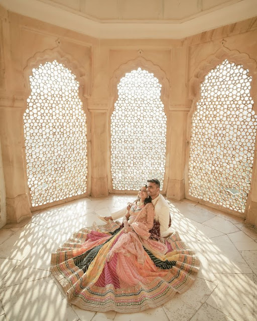 photographer helps couples