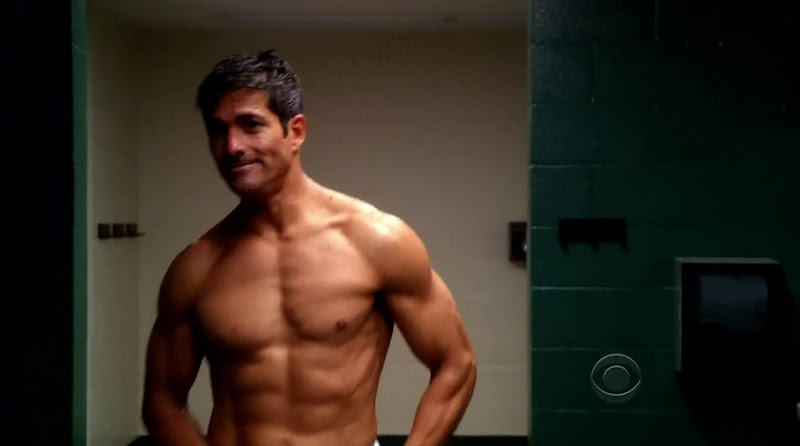 Joe Toro Shirtless in Hawaii Five-0 s2e05