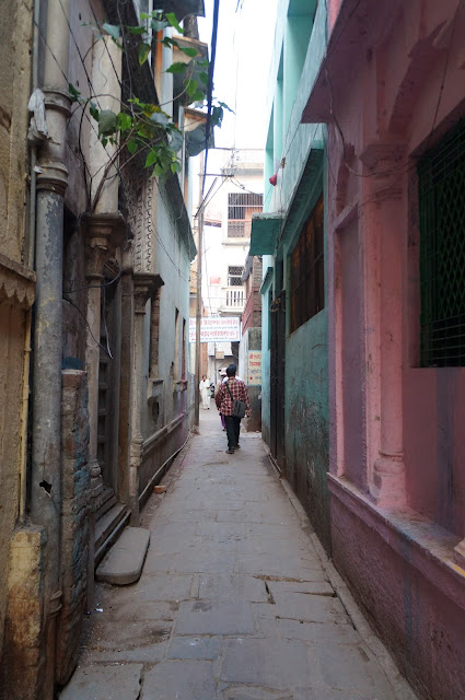 Jalan sempit di Varanasi (Banaras) India