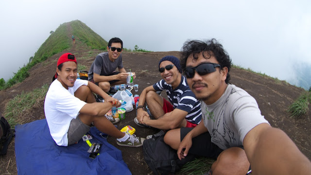 Ngopi, tujuan utama kami naik Gunung Andong