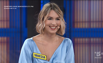 bellissima concorrente bionda Vanessa Covaci avanti un altro 4 maggio