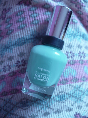 Lakier do paznokci 672 Jaded od Sally Hansen.
