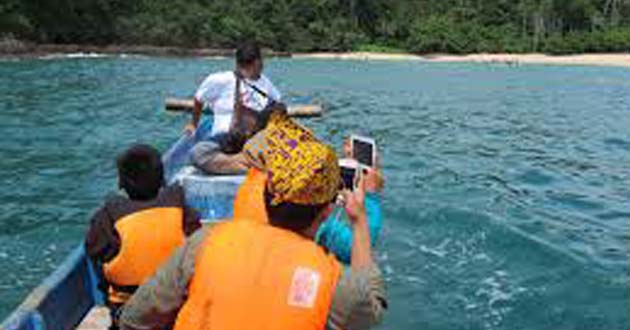 Akses pantai teluk ijo menggunakan perahu