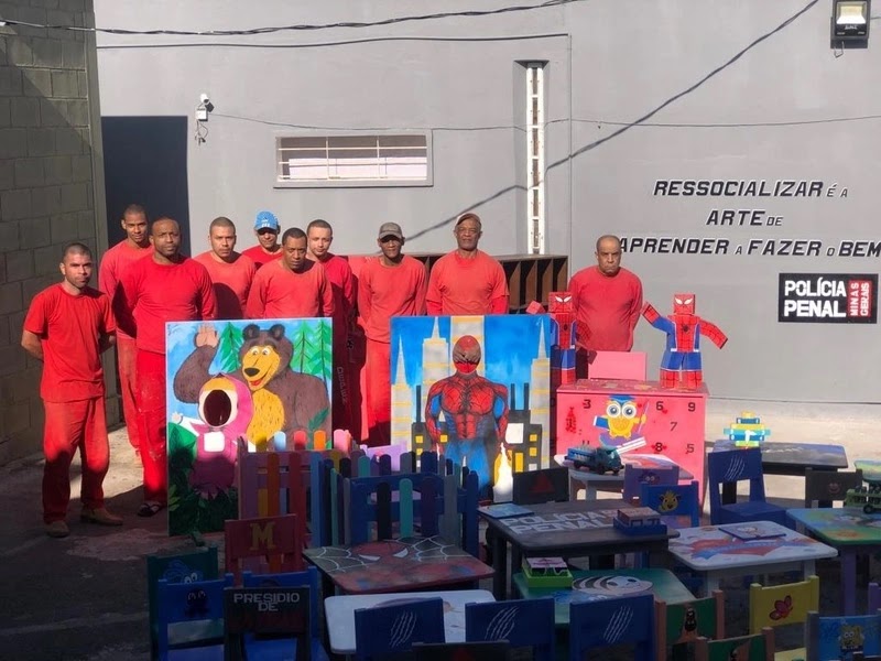 Creche de Perdões recebe móveis de madeira fabricados por presos de Lavras