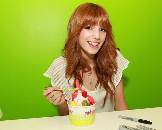 Bella Thorne pone a prueba su mezcla de yogur cuando hace una aparici n en 