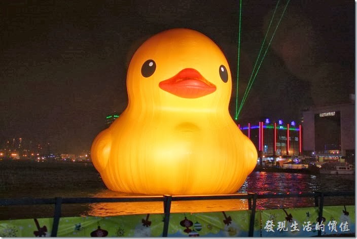 黃色小鴨游進了基隆的海洋廣場。萌樣依舊不減，夜晚更透露著黃光。
