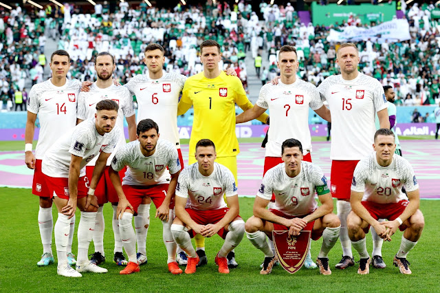 SELECCIÓN DE POLONIIA. Temporada 2022-23. Jakub Kiwior, Grzegorz Krychowiak, Krystian Bielik, Wojciech Szczęsny, Arkadiusz Milik, Kamil Glik. Matty Cash, Bartosz Bereszyński, Przemysław Frankowski, Robert Lewandowski, Piotr Zieliński. SELECCIÓN DE POLONIA 2 SELECCIÓN DE ARABIA SAUDÍ 0 Sábado 26/11/2022, 14:00 horas. XXII Copa Mundial de fútbol de la FIFA Catar 2022, fase de grupos, Grupo C, jornada 2. Al Rayán, Doha, Catar, estadio de la Ciudad de la Educación: 44.259 espectadores. GOLES: ⚽1-0: 39’, Piotr Zieliński. ⚽2-0: 82’, Robert Lewandowski.