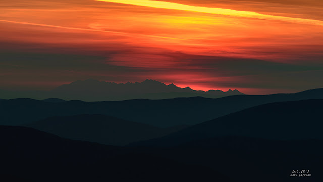 Daleka obserwacja zachodu słońca za Tatrami z Rozsypańca