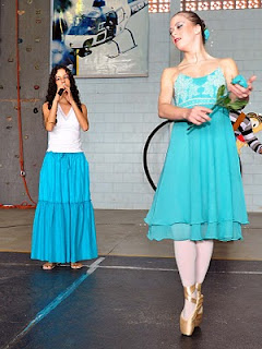 Sara cantando, e Aline dançando na ponta dos pés