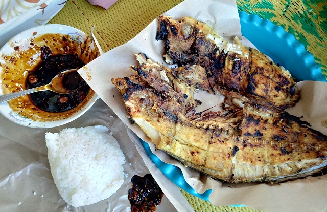 Kuliner Ikan Bakar di Pantai Jayanti