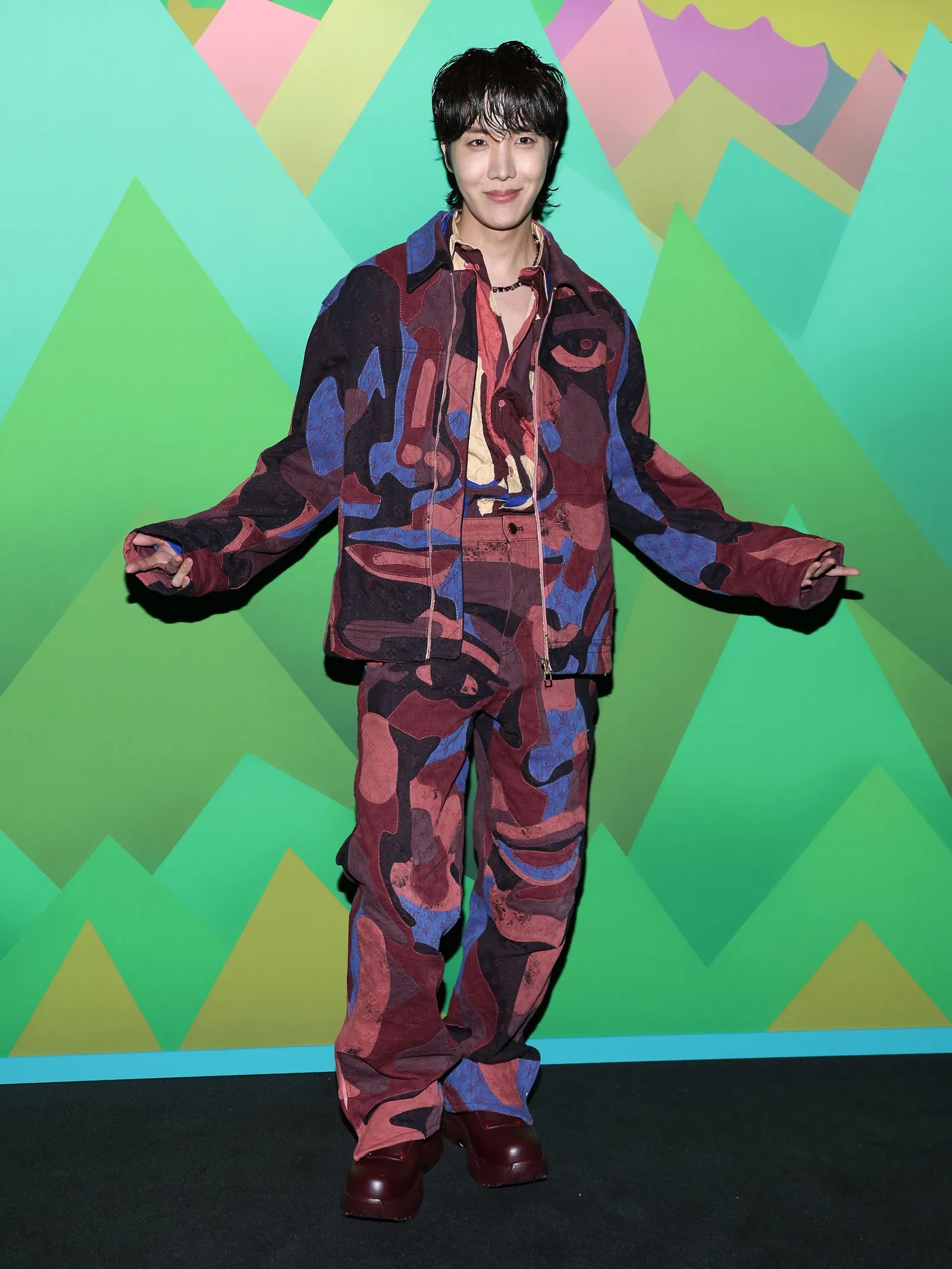 J-Hope de BTS se viste de camuflaje colorido y marca la tendencia en París